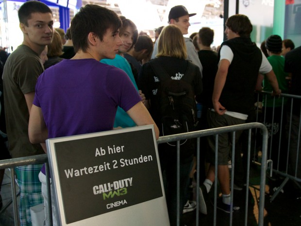 Für die Präsentation zu Call of Duty Modern Warfare 3 musste man Freitagmittag zwei Stunden anstehen. (Bild: Michael Wieczorek)